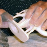 Putzen des Porzellans mit einem Nylonstrumpf